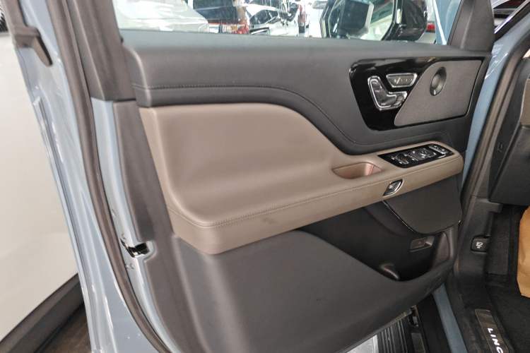 Used Lincoln Aviator 2024 3.0T V6 All-Wheel-Drive Luxury Edition Six Seats Interior 7