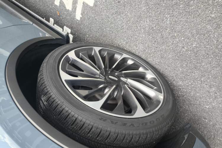 Used Lincoln Aviator 2024 3.0T V6 All-Wheel-Drive Luxury Edition Six Seats Left Front Wheel Hub