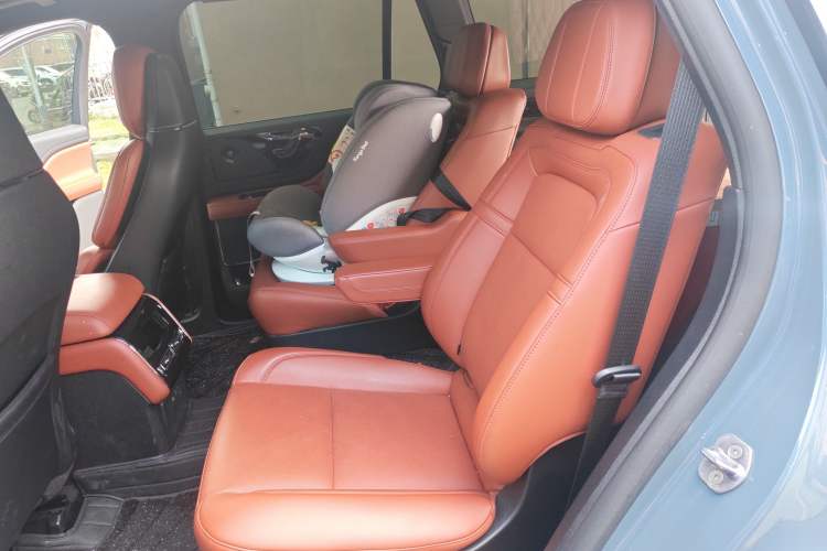 Used Lincoln Aviator 2024 3.0T V6 All-Wheel-Drive Luxury Edition Six Seats Left Rear Seat