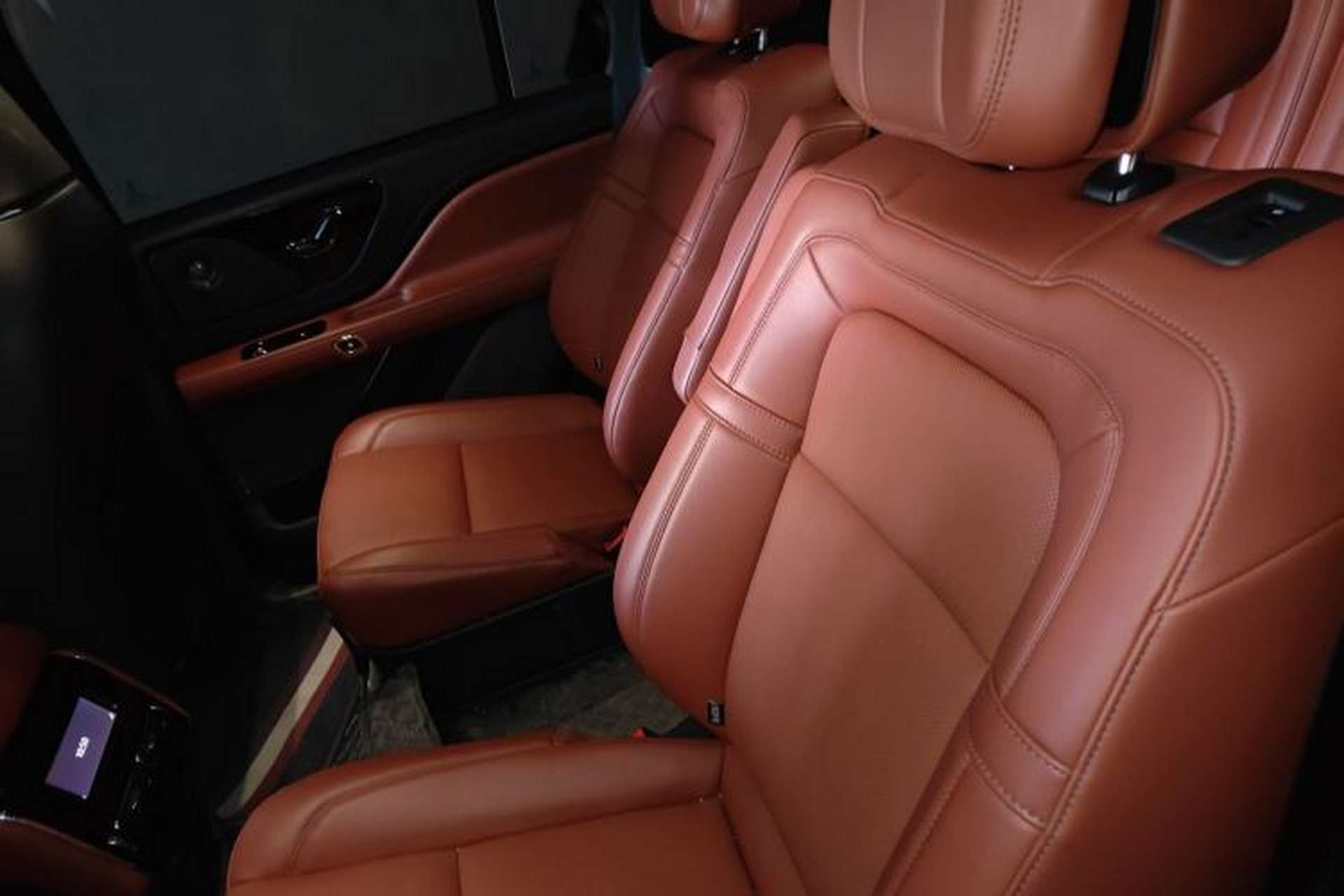 Used Lincoln Aviator 2024 3.0T V6 All-Wheel-Drive Luxury Edition Six Seats Left Rear Seat