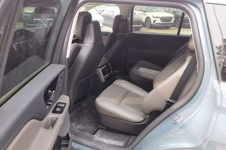 Used Lincoln Aviator 2024 3.0T V6 All-Wheel-Drive Luxury Edition Six Seats Left Rear Seat