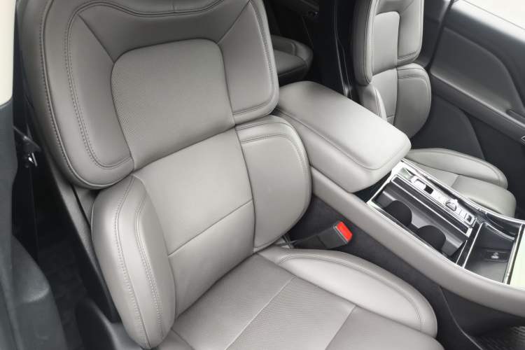 Used Lincoln Aviator 2024 3.0T V6 All-Wheel-Drive Luxury Edition Six Seats Right Front Seat