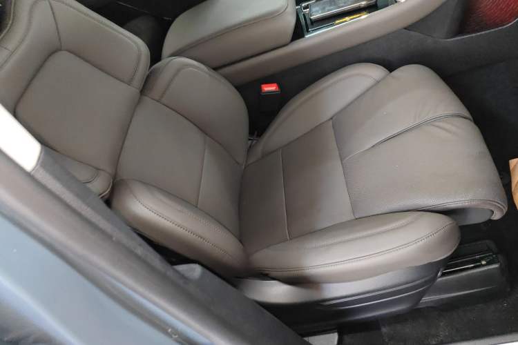 Used Lincoln Aviator 2024 3.0T V6 All-Wheel-Drive Luxury Edition Six Seats Right Front Seat