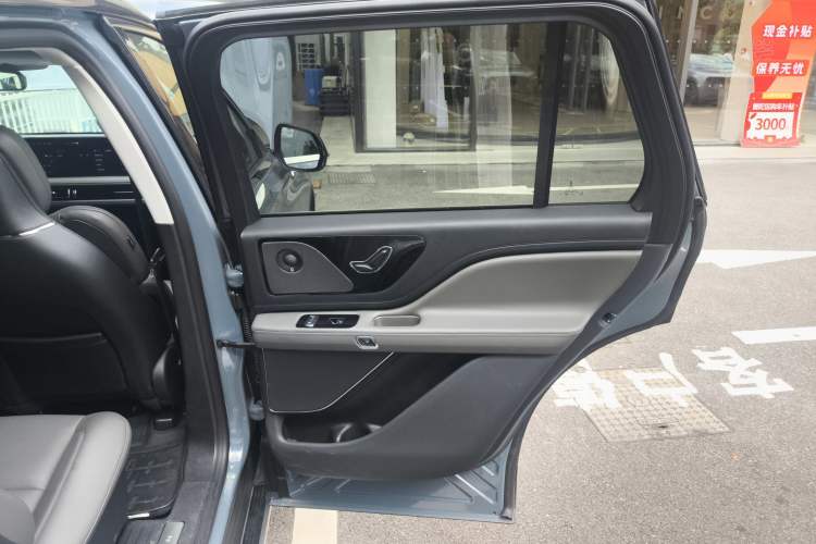 Used Lincoln Aviator 2024 3.0T V6 All-Wheel-Drive Luxury Edition Six Seats Right Rear Door Interior