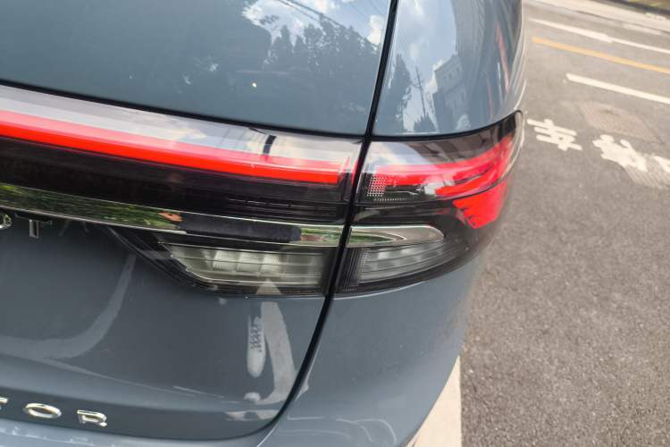 Used Lincoln Aviator 2024 3.0T V6 All-Wheel-Drive Luxury Edition Six Seats Right Rear Taillight