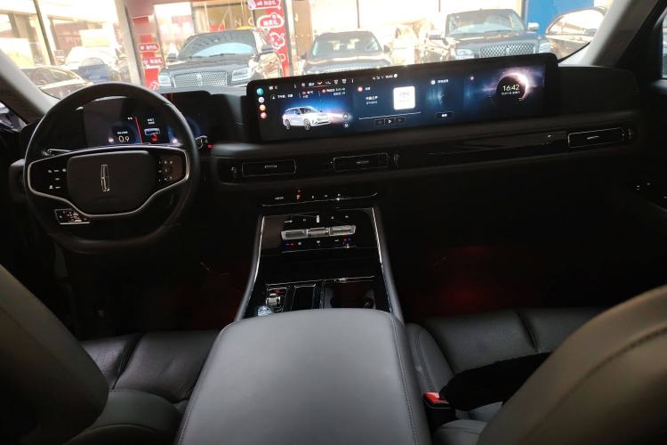 Used Lincoln Aviator 2024 3.0T V6 All-Wheel-Drive Luxury Edition Six Seats Center Console