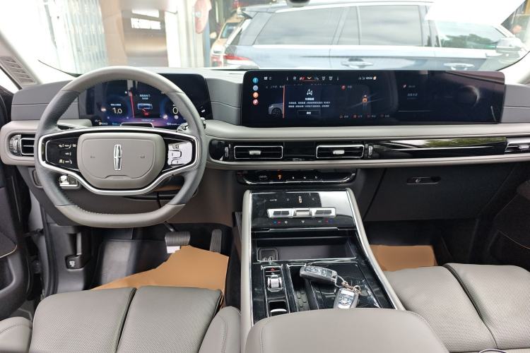 Used Lincoln Aviator 2024 3.0T V6 All-Wheel-Drive Luxury Edition Six Seats Center Console
