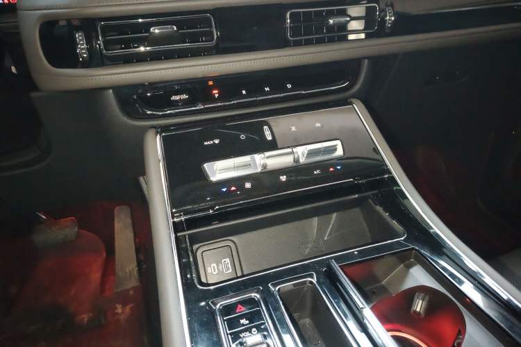 Used Lincoln Aviator 2024 3.0T V6 All-Wheel-Drive Luxury Edition Six Seats Gear Lever