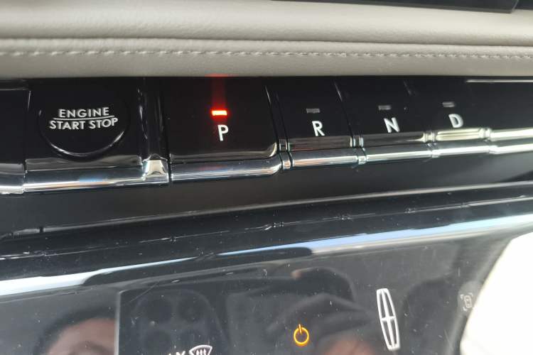 Used Lincoln Aviator 2024 3.0T V6 All-Wheel-Drive Luxury Edition Six Seats Gear Lever