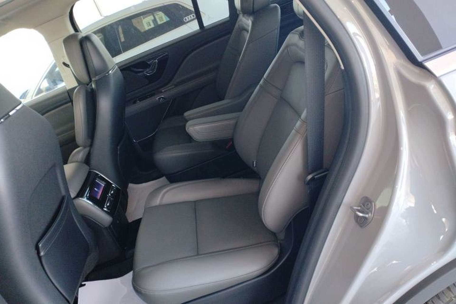 Used Lincoln Aviator 2024 3.0T V6 All-Wheel-Drive Luxury Edition Six Seats Interior 4