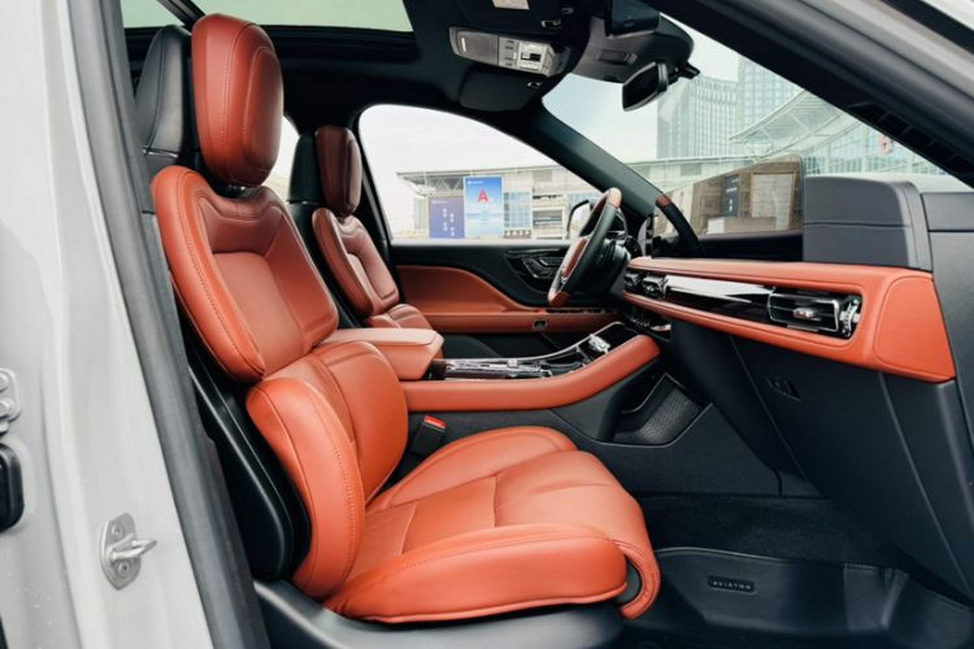 Used Lincoln Aviator 2024 3.0T V6 All-Wheel-Drive Luxury Edition Six Seats Interior 6