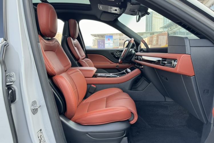 Used Lincoln Aviator 2024 3.0T V6 All-Wheel-Drive Luxury Edition Six Seats Interior 8