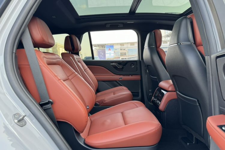 Used Lincoln Aviator 2024 3.0T V6 All-Wheel-Drive Luxury Edition Six Seats Interior 9