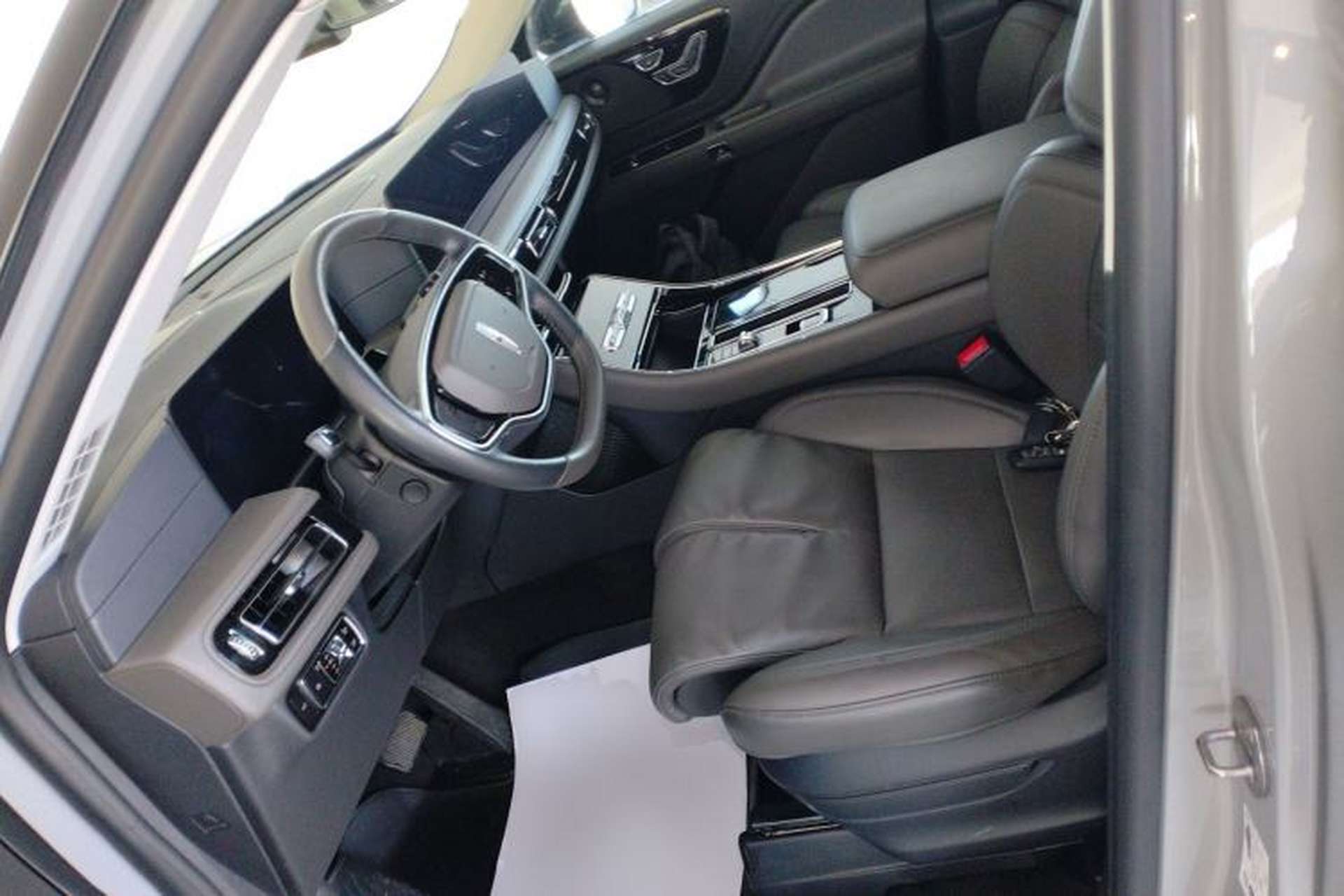 Used Lincoln Aviator 2024 3.0T V6 All-Wheel-Drive Luxury Edition Six Seats Left Front Seat