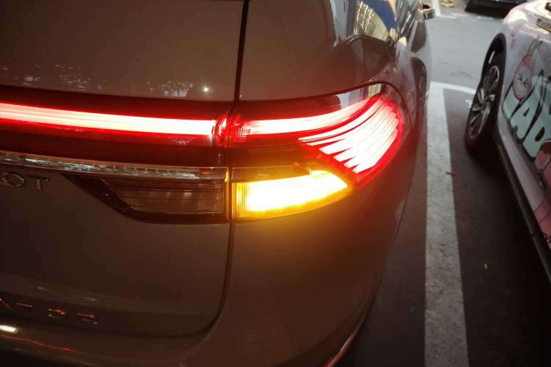 Used Lincoln Aviator 2024 3.0T V6 All-Wheel-Drive Luxury Edition Six Seats Right Rear Taillight