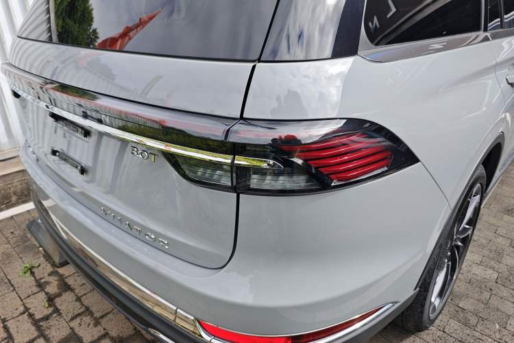 Used Lincoln Aviator 2024 3.0T V6 All-Wheel-Drive Luxury Edition Six Seats Right Rear Taillight