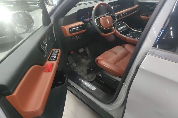 Used Lincoln Aviator 2024 3.0T V6 All-Wheel-Drive Luxury Edition Six Seats Driver Seat