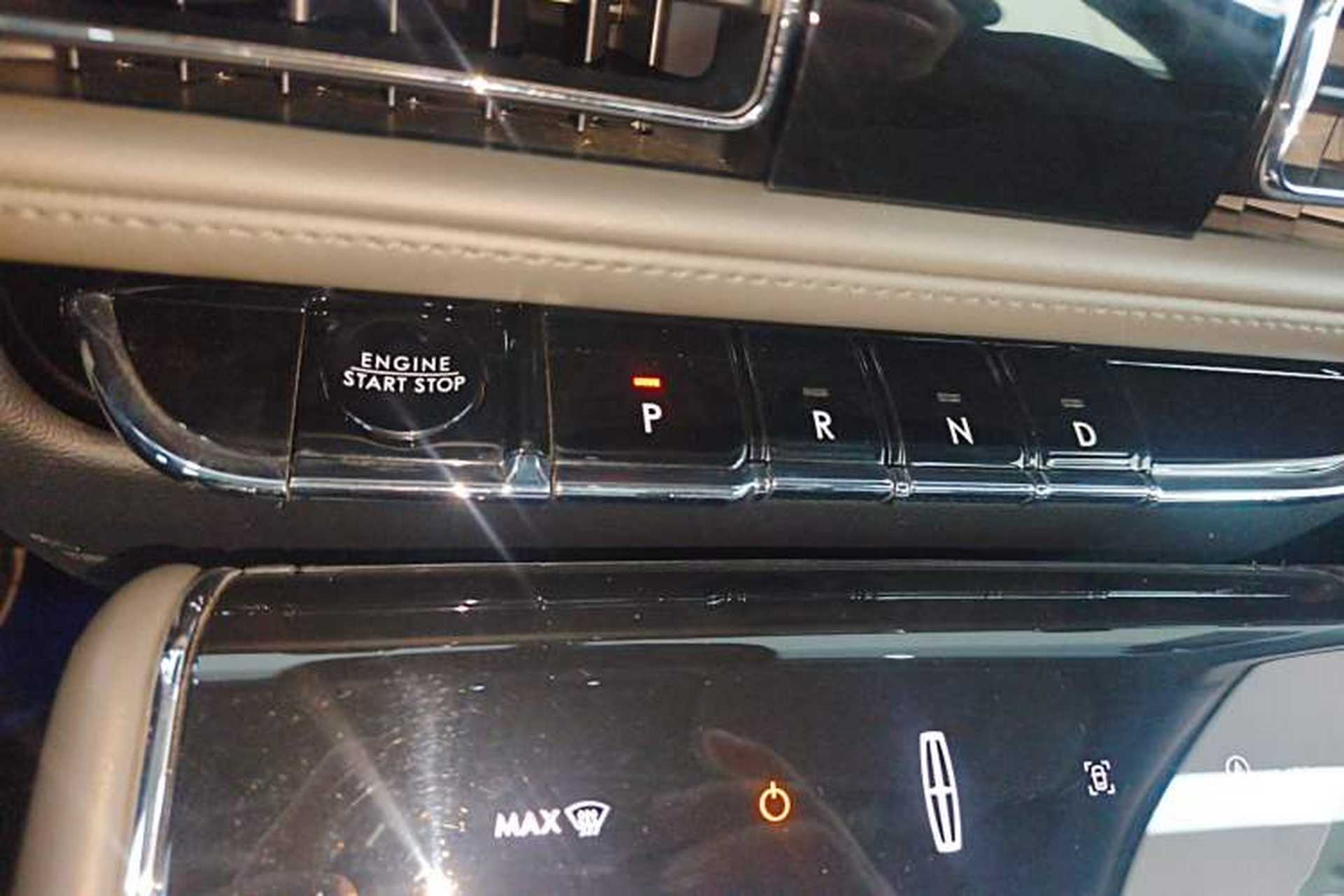 Used Lincoln Aviator 2024 3.0T V6 All-Wheel-Drive Luxury Edition Six Seats Gear Lever