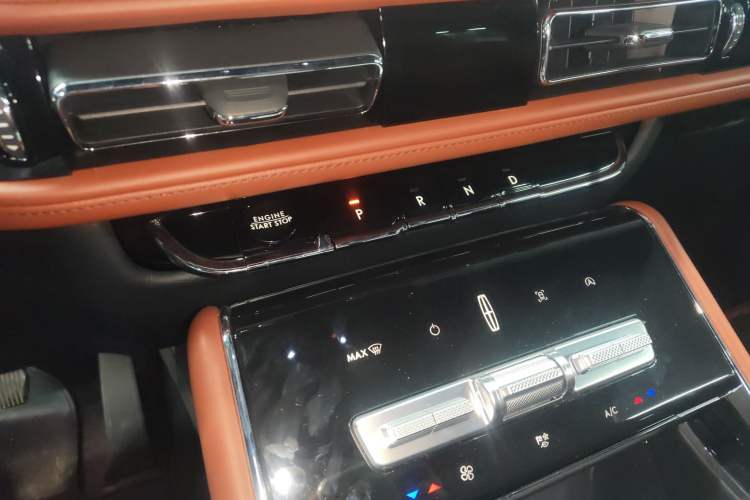 Used Lincoln Aviator 2024 3.0T V6 All-Wheel-Drive Luxury Edition Six Seats Gear Lever