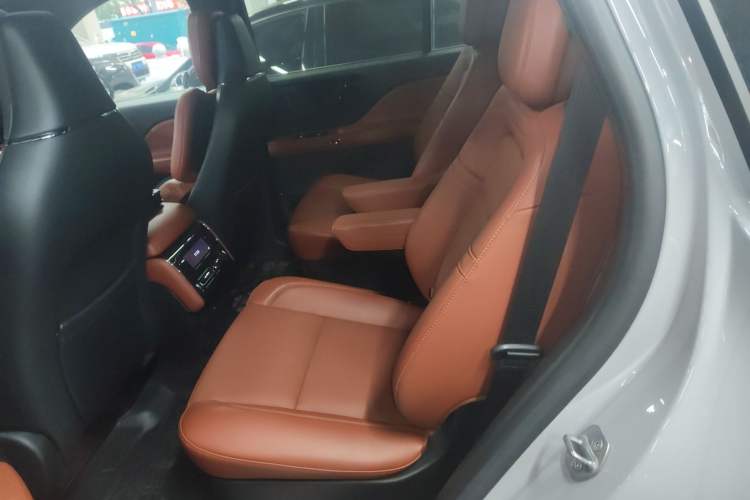 Used Lincoln Aviator 2024 3.0T V6 All-Wheel-Drive Luxury Edition Six Seats Left Rear Seat