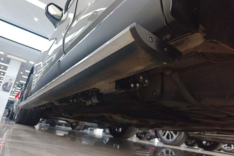 Used Lincoln Aviator 2024 3.0T V6 All-Wheel-Drive Luxury Edition Six Seats Left Side Sill