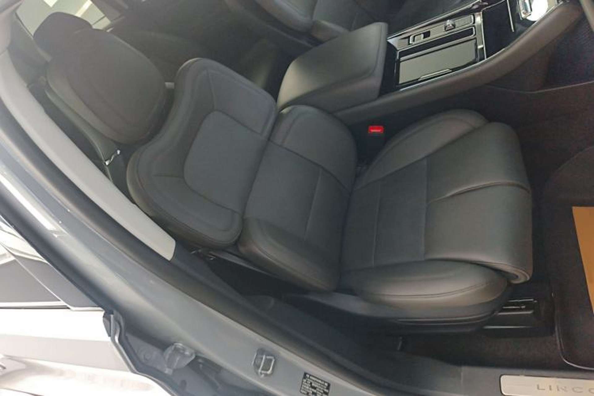 Used Lincoln Aviator 2024 3.0T V6 All-Wheel-Drive Luxury Edition Six Seats Right Front Seat