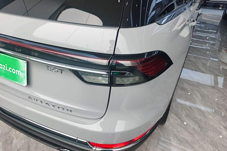 Used Lincoln Aviator 2024 3.0T V6 All-Wheel-Drive Luxury Edition Six Seats Right Rear Taillight
