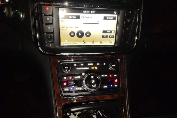 Used Lincoln Continental 2017 2.0T Two-Wheel Drive Deluxe Edition Audio And AC Panel