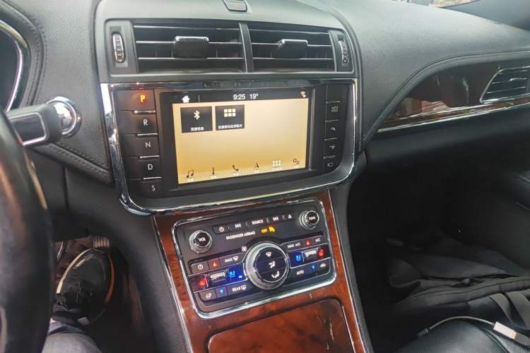 Used Lincoln Continental 2017 3.0T Four-Wheel Drive Prestige Edition Audio And AC Panel