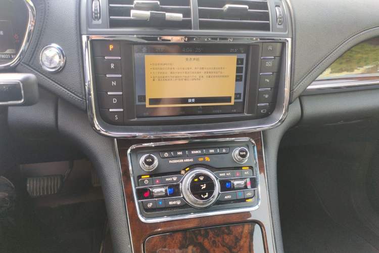 Used Lincoln Continental 2017 2.0T Two-Wheel Drive Prestige Edition Audio And AC Panel