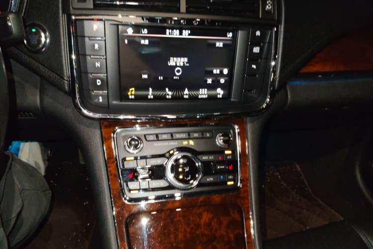 Used Lincoln Continental 2017 2.0T Two-Wheel Drive Deluxe Edition Audio And AC Panel