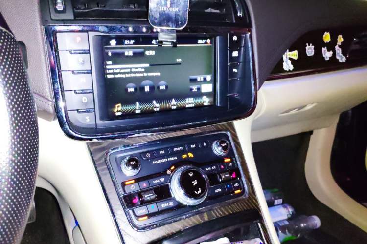 Used Lincoln Continental 2017 2.0T Two-Wheel Drive Deluxe Edition Audio And AC Panel