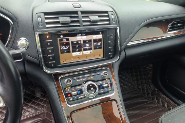 Used Lincoln Continental 2017 3.0T Four-Wheel Drive Prestige Edition Audio And AC Panel