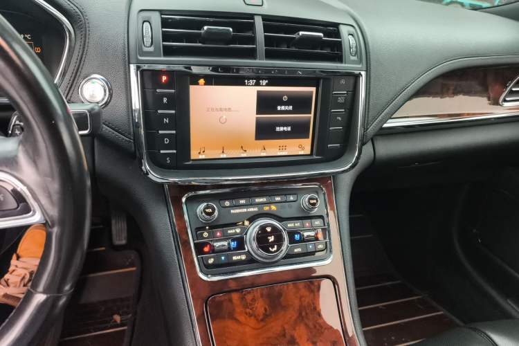 Used Lincoln Continental 2017 2.0T Two-Wheel-Drive Luxury Edition Audio And AC Panel