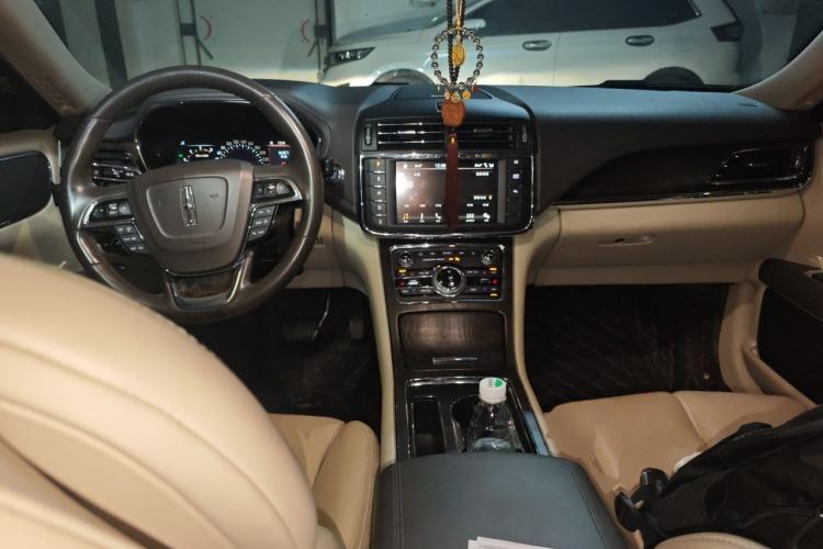 Used Lincoln Continental 2017 2.0T Two-Wheel Drive Deluxe Edition Center Console