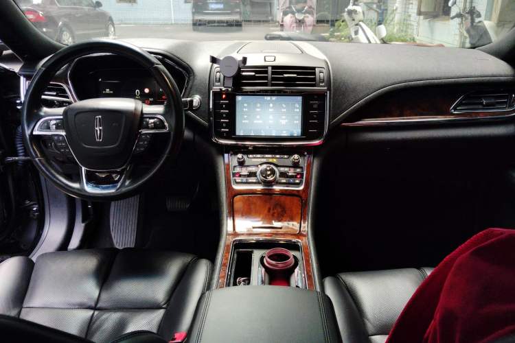 Used Lincoln Continental 2017 2.0T Two-Wheel Drive Deluxe Edition Center Console