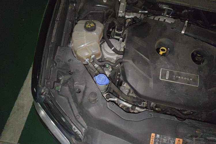 Used Lincoln Continental 2017 2.0T Two-Wheel Drive Prestige Edition Engine Bay Right