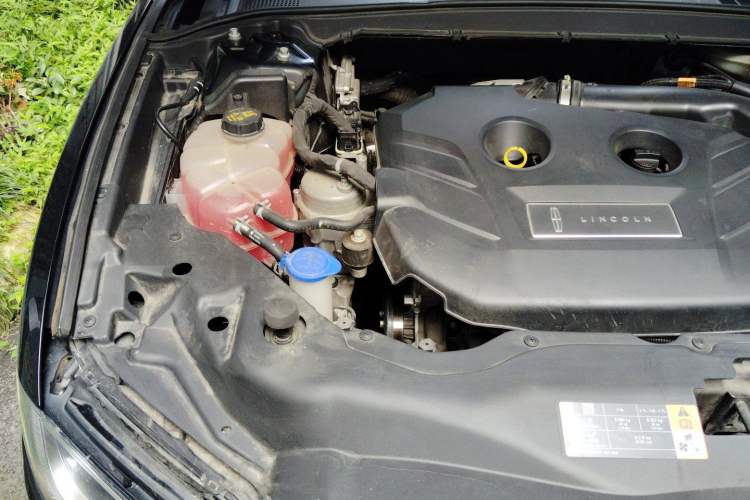 Used Lincoln Continental 2017 2.0T Two-Wheel Drive Deluxe Edition Engine Bay Right