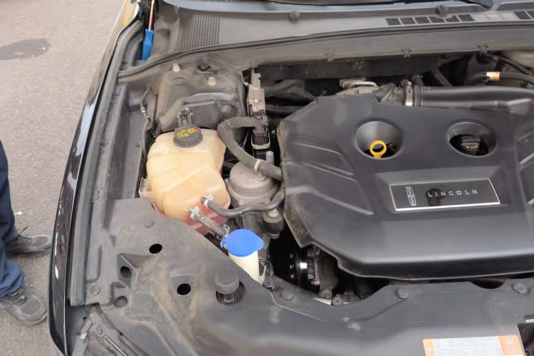 Used Lincoln Continental 2017 2.0T Two-Wheel Drive Deluxe Edition Engine Bay Right