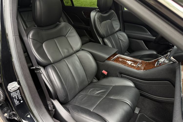 Used Lincoln Continental 2017 2.0T Two-Wheel Drive Deluxe Edition Interior 13