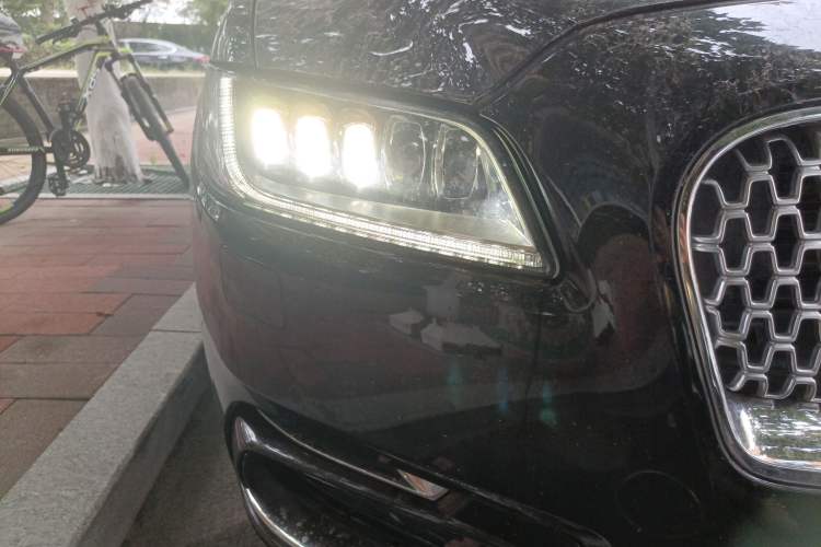 Used Lincoln Continental 2017 2.0T Two-Wheel Drive Prestige Edition Right Front Headlight