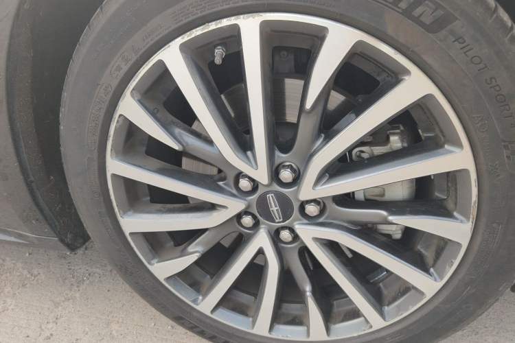 Used Lincoln Continental 2017 2.0T Two-Wheel Drive Prestige Edition Right Front Wheel Hub