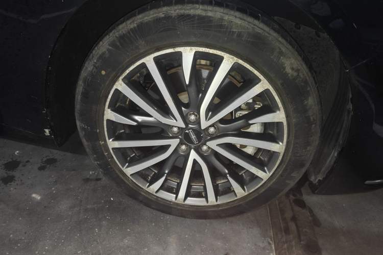 Used Lincoln Continental 2017 2.0T Two-Wheel-Drive Luxury Edition Right Front Wheel Hub