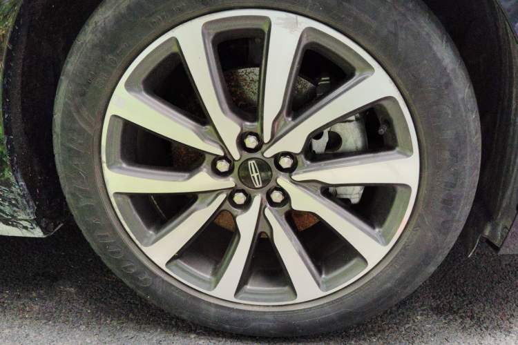 Used Lincoln Continental 2017 2.0T Two-Wheel Drive Deluxe Edition Right Front Wheel Hub