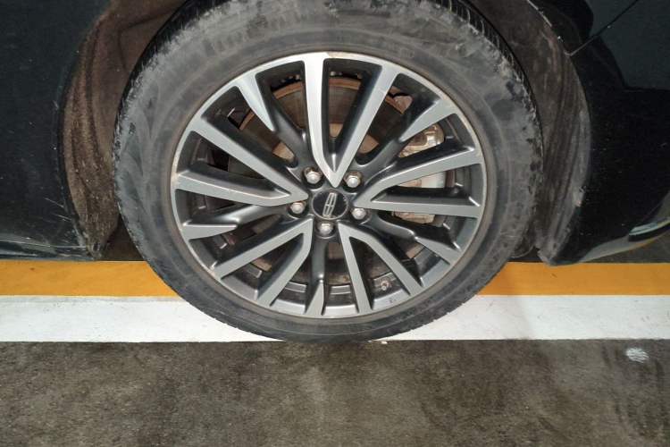 Used Lincoln Continental 2017 2.0T Two-Wheel-Drive Luxury Edition Right Front Wheel Hub