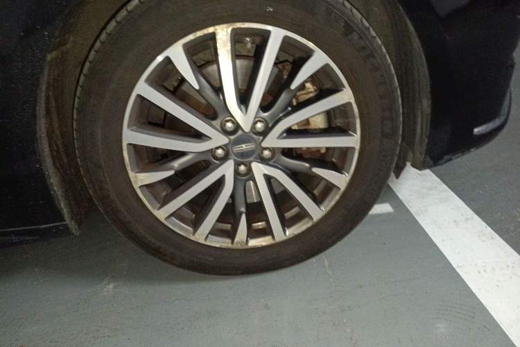 Used Lincoln Continental 2017 2.0T Two-Wheel-Drive Luxury Edition Right Front Wheel Hub