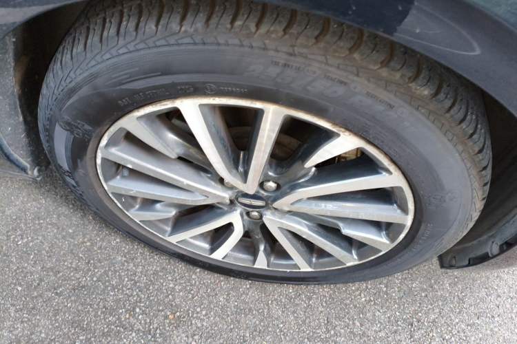 Used Lincoln Continental 2017 2.0T Two-Wheel-Drive Luxury Edition Right Front Wheel Hub