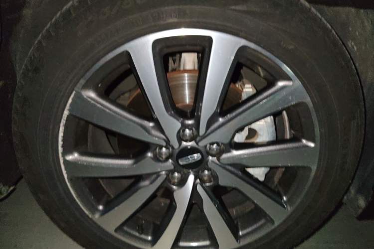 Used Lincoln Continental 2017 2.0T Two-Wheel Drive Deluxe Edition Right Front Wheel Hub