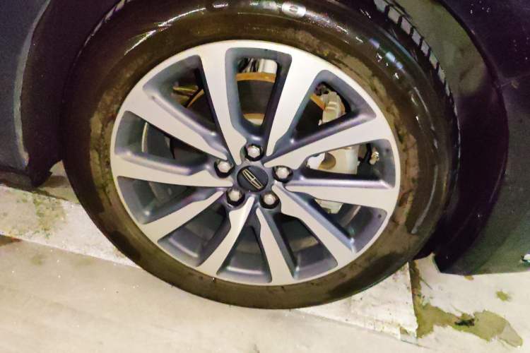 Used Lincoln Continental 2017 2.0T Two-Wheel Drive Deluxe Edition Right Front Wheel Hub