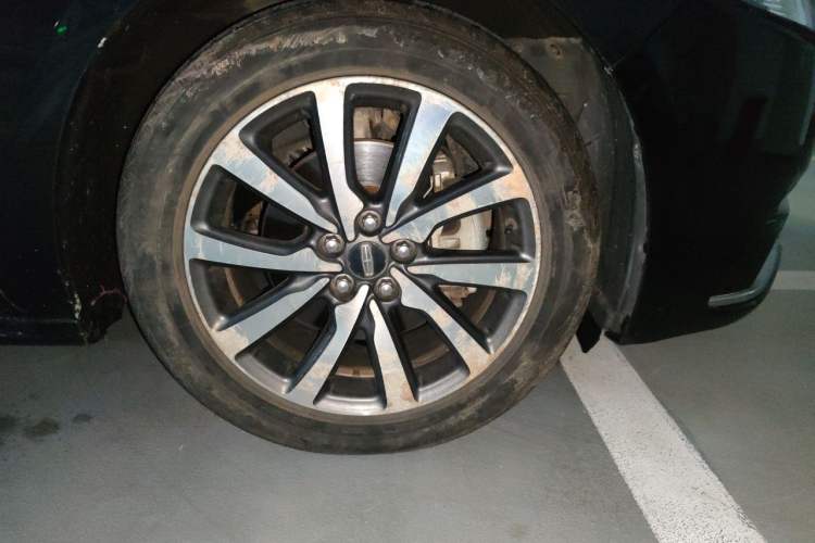 Used Lincoln Continental 2017 2.0T Two-Wheel Drive Deluxe Edition Right Front Wheel Hub